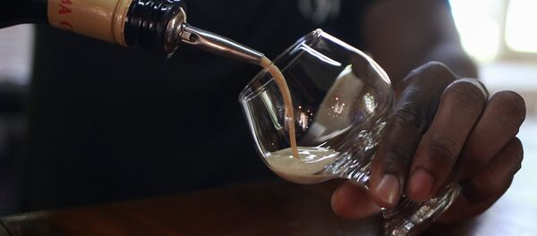 Бар-менеджер разливает ликер Crisma в Foursquare Rum Distillery, Сент-Филип, Барбадос Бар-менеджер разливает ликер Crisma в Foursquare Rum Distillery, Сент-Филип, Барбадос - اسپوتنیک افغانستان