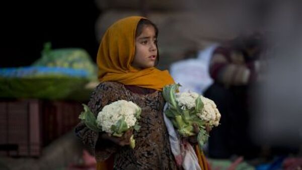 Пакистанская девочка-беженка продает капусту на рынке в Исламабаде - اسپوتنیک افغانستان  