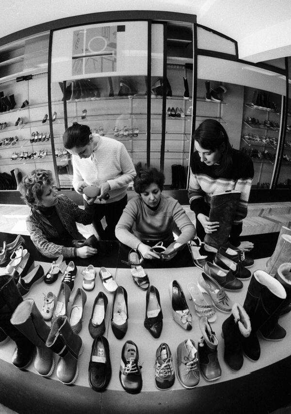 طراحان کفش کارخانه کمون پاریس نمونه های محصولات سال 1984 . - اسپوتنیک افغانستان  