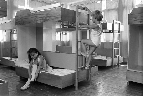 تختخواب دو منزله کودکان، که توسط موسسه تحقیقات علمی زیبایی شناسی فنی اتحاد جماهیر شوروی ساخته شده و توسط کارخانه مبل سازی مدرسه تفلیس در سال 1976 ساخته شده است. - اسپوتنیک افغانستان  