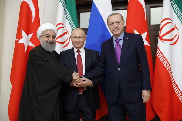 حسن روحانی، رئیس جمهور ایران، ولادیمیر پوتین، رئیس جمهور روسیه و رجب طیب اردوغان، رئیس جمهور ترکیه در یک نشست در سوچی - اسپوتنیک افغانستان  