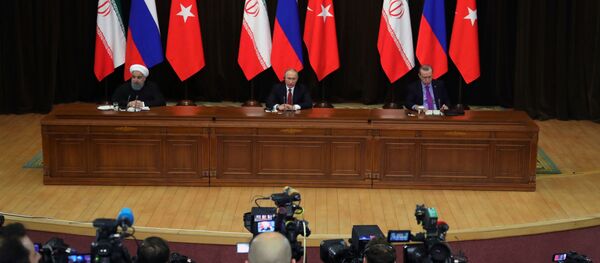 Президент России Владимир Путин, президент Ирана Хасан Рухани и президент Турции Реджеп Тайип Эрдоган во время совместного заявления для прессы по итогам встречи Президент России Владимир Путин, президент Ирана Хасан Рухани и президент Турции Реджеп Тайип Эрдоган во время совместного заявления для прессы по итогам встречи - اسپوتنیک افغانستان