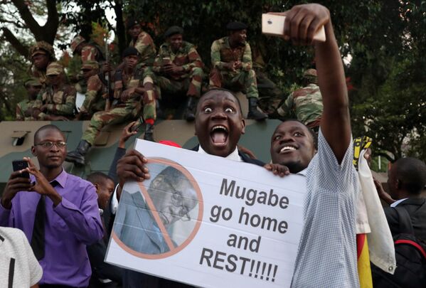 خوشحالی ساکنان در مورد استعفای رئیس جمهور زیمبابوه رابرت موگابو - اسپوتنیک افغانستان  