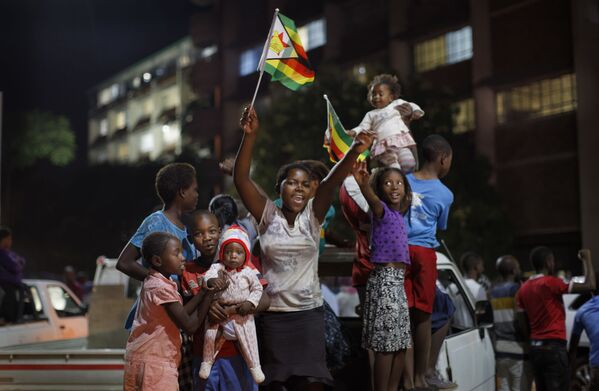 خوشحالی در مورد استعفای رئیس جمهور زیمبابوه رابرت موگابو - اسپوتنیک افغانستان  