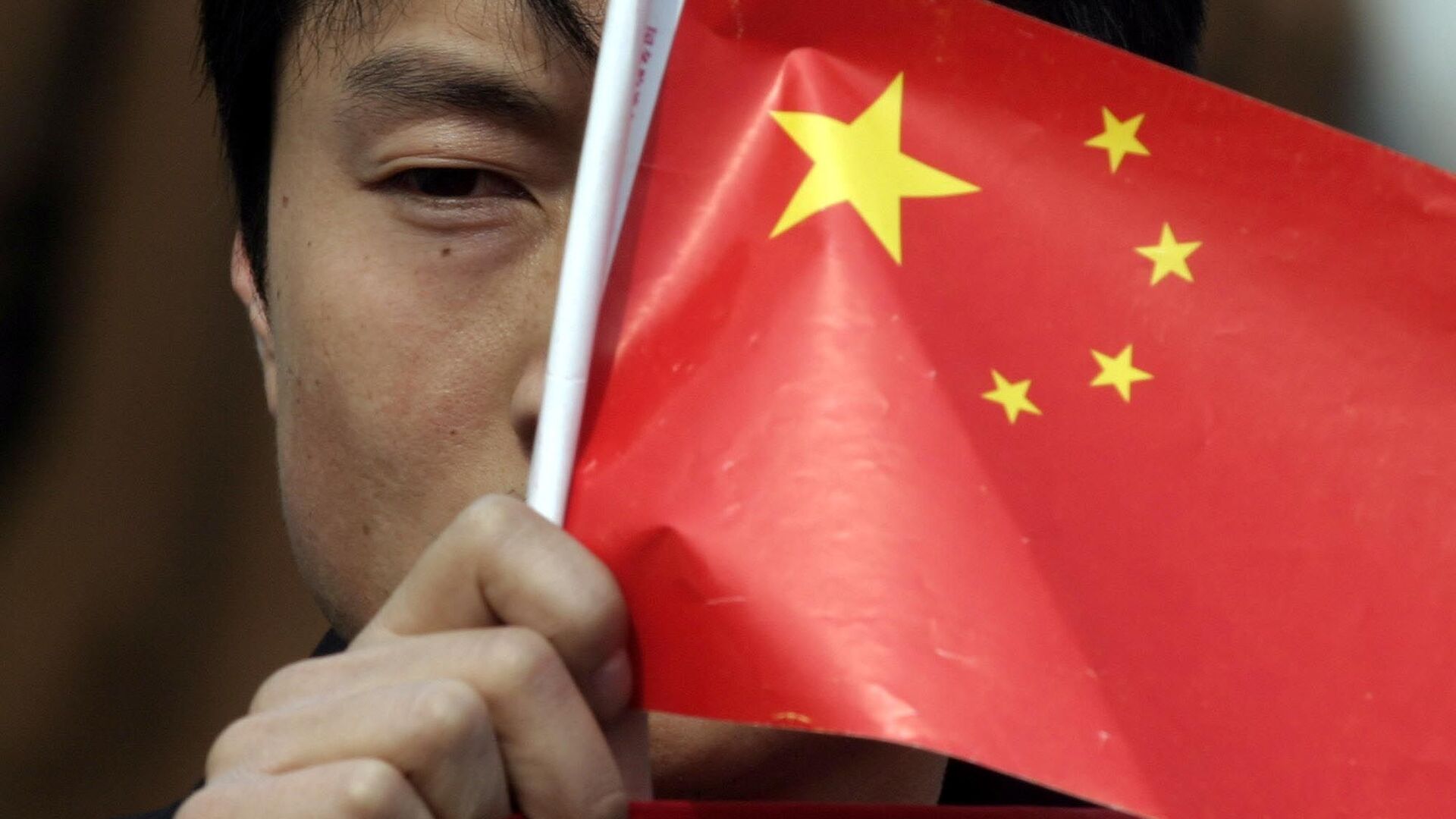 Китайский протестующий держит флаг во время протеста возле японского посольства в Пекине - اسپوتنیک افغانستان  , 1920, 13.01.2022