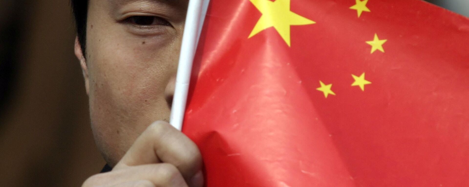 Китайский протестующий держит флаг во время протеста возле японского посольства в Пекине - اسپوتنیک افغانستان  , 1920, 13.01.2022