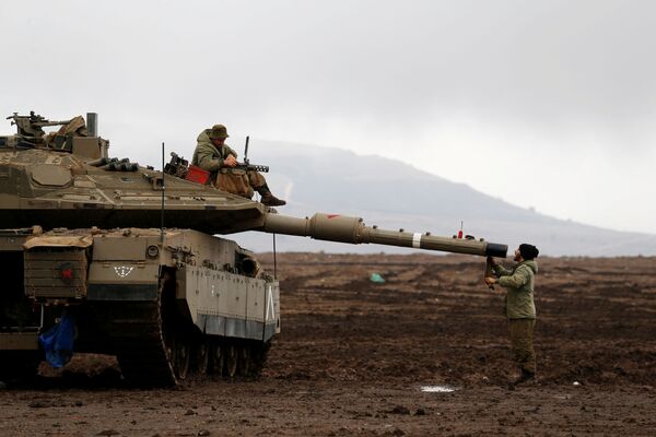سربازان اسرائیلی در ارتفاعات گولان اشغال شده اسرائیل در نزدیکی مرز بین اسرائیل و سوریه قرار دارند - اسپوتنیک افغانستان  