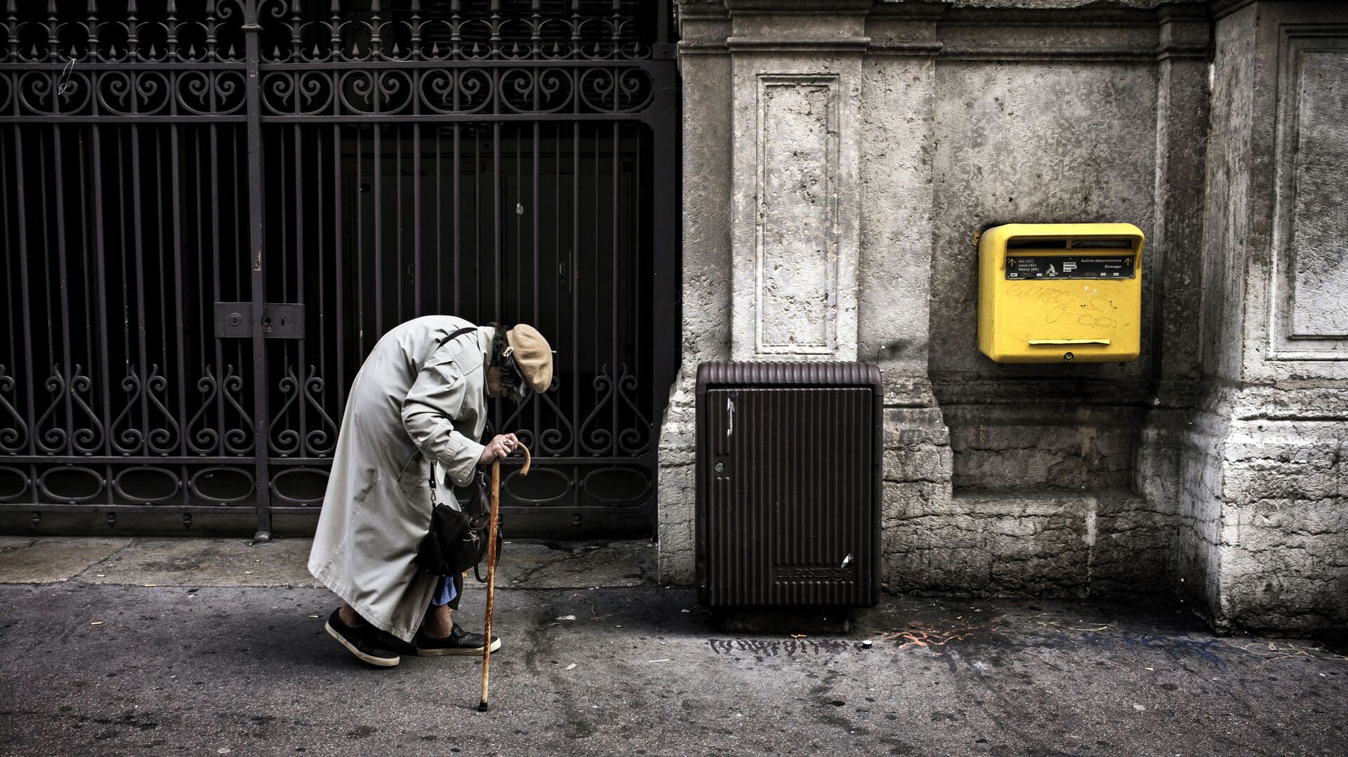 Пожилая женщина направляется к почтовому ящику на одной из улиц Лиона, Франция - اسپوتنیک افغانستان  , 1920, 28.11.2021