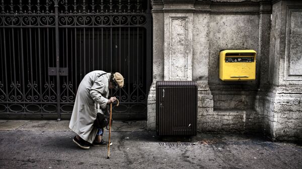 Пожилая женщина направляется к почтовому ящику на одной из улиц Лиона, Франция - اسپوتنیک افغانستان  