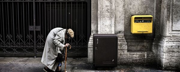 Пожилая женщина направляется к почтовому ящику на одной из улиц Лиона, Франция Пожилая женщина направляется к почтовому ящику на одной из улиц Лиона, Франция - اسپوتنیک افغانستان