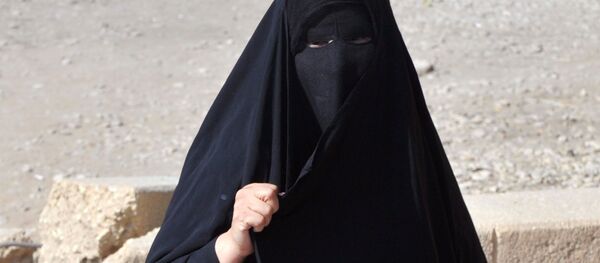 دختران برقع پوش خدمه ریل های عربستان دختران برقع پوش خدمه ریل های عربستان - اسپوتنیک افغانستان