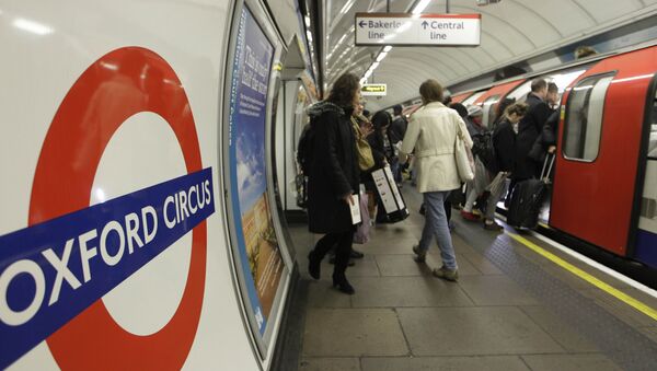 People board an underground Tube train at Oxford Circus underground station in London. (File) - اسپوتنیک افغانستان  