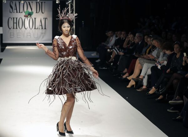 مدل با لباس خیره کننده ساخته شده از شکلات - اسپوتنیک افغانستان  