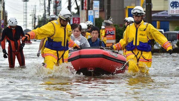 Спасатели эвакуируют местных жителей во время наводнения в Японии - اسپوتنیک افغانستان  