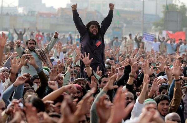 حامیان گروه مذهبی «تحریک لبیک یحیی رسول الله» پاکستان در جریان تظاهرات در اسلام آباد - اسپوتنیک افغانستان  