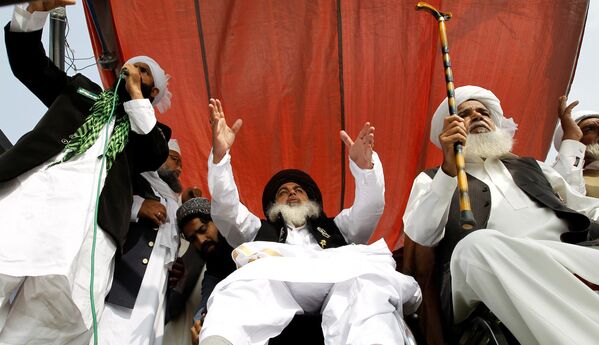 رهبر گروه مذهبی «تحریک لبیک یحیی رسول الله» پاکستان در جریان تظاهرات در اسلام آباد - اسپوتنیک افغانستان  
