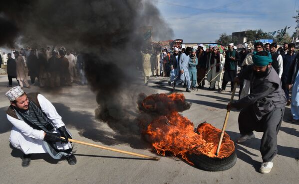 حامیان گروه مذهبی «تحریک لبیک یحیی رسول الله» پاکستان در جریان تظاهرات در اسلام آباد - اسپوتنیک افغانستان  