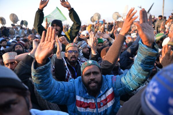 عضو گروه مذهبی «تحریک لبیک یحیی رسول الله» پاکستان در جریان تظاهرات در اسلام آباد - اسپوتنیک افغانستان  
