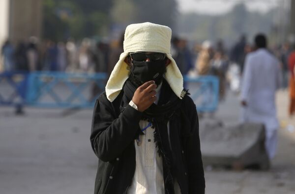 عضو گروه مذهبی «تحریک لبیک یا رسول الله» پاکستان در جریان تظاهرات در اسلام آباد - اسپوتنیک افغانستان  