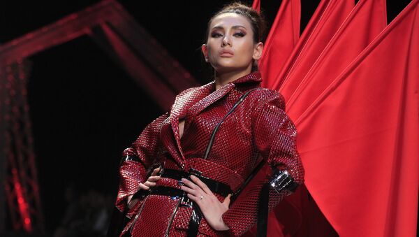 Модель демонстрирует изделие дизайнера Nguyen Tien Truyen на Вьетнамской международной неделе моды в Ханое - اسپوتنیک افغانستان  