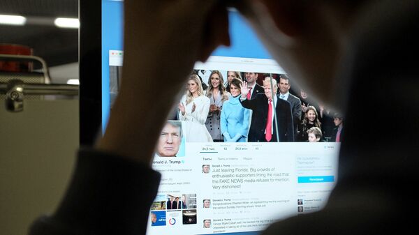 Открытая на экране компьютера страница президента США Дональда Трампа в Twitter - اسپوتنیک افغانستان  