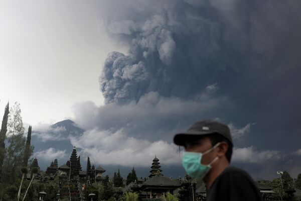 فوران آتشفشان آگونگ در جزیره بالی در اندونزیا - اسپوتنیک افغانستان  