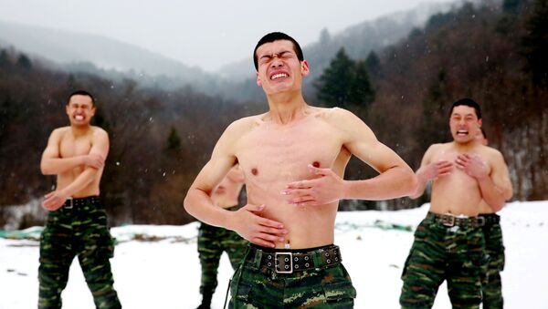 سربازان چینای در طول تمرینات زمستانی در مجاورت شهر چانگچون با برف درمنفی 25 درجه سانتیگراد - اسپوتنیک افغانستان  