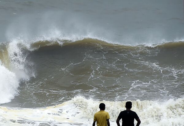 امواج بلند در ساحل کلمبو، سریلانکا - اسپوتنیک افغانستان  