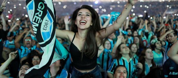 Бразильские болельщики радуются победе команды Гремио над аргентинским Ланусом в финале Кубка Либертадорес - اسپوتنیک افغانستان  