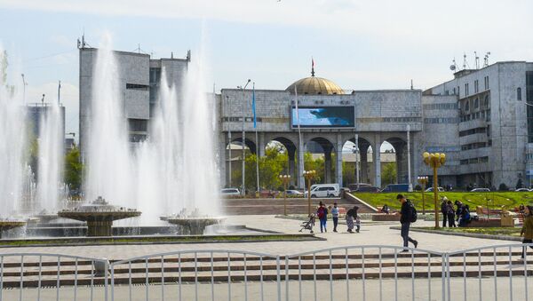 Фонтаны на площади Ала-Тоо перед зданием Агропрома в Бишкеке - اسپوتنیک افغانستان  