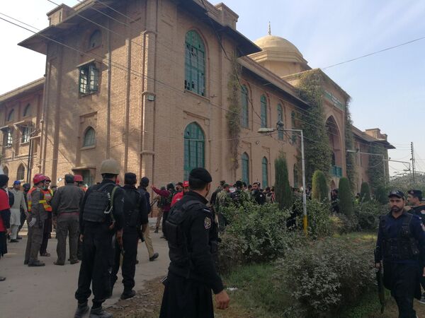 پولیس و امدادگران در دانشگاه پیشاور که توسط طالبان، پاکستان مورد حمله قرار گرفتند - اسپوتنیک افغانستان  