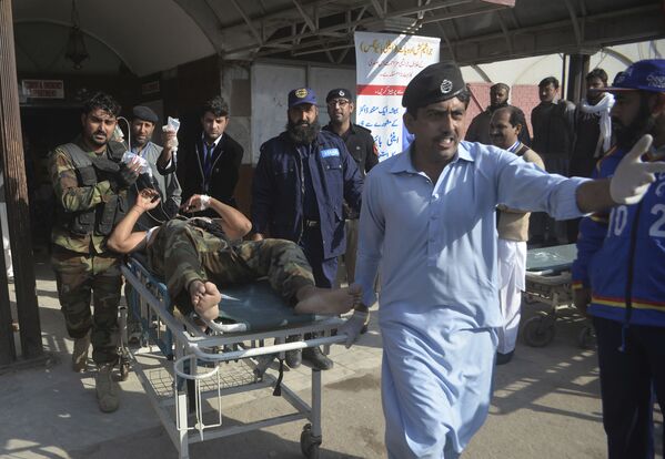 تخلیه سربازان زخمی در طی حمله طالبان بر دانشگاه در پیشاور پاکستان - اسپوتنیک افغانستان  