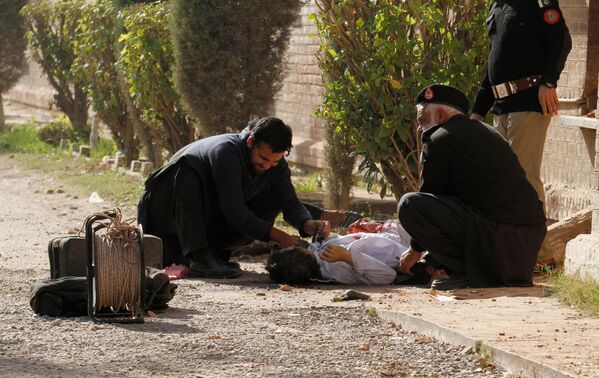 پولیس نزدیک جسد یکی از تروریست هایی که به دانشگاه کشاورزی در شهر پیشاور حمله کردند - اسپوتنیک افغانستان  