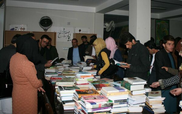 از رویا تا واقعیت؛ گردآوری هزاران جلد کتاب برای بدخشان - اسپوتنیک افغانستان  