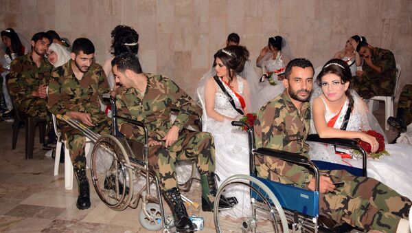 سربازان سوریای و عروس های آنها در جریان عروسی دسته جمعی در شهر لاذقیه سوریه - اسپوتنیک افغانستان  