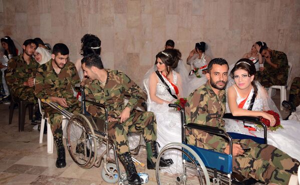 سربازان سوریای و عروس های آنها در جریان عروسی دسته جمعی در شهر لاذقیه سوریه - اسپوتنیک افغانستان  