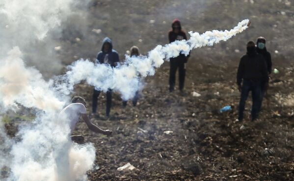 یک بالون پرتاب شده فلسطینی با گاز اشک آور در هنگام درگیری میان اسرائیلی ها و فلسطینی ها در کرانه باختری در نزدیکی روستای کورش - اسپوتنیک افغانستان  