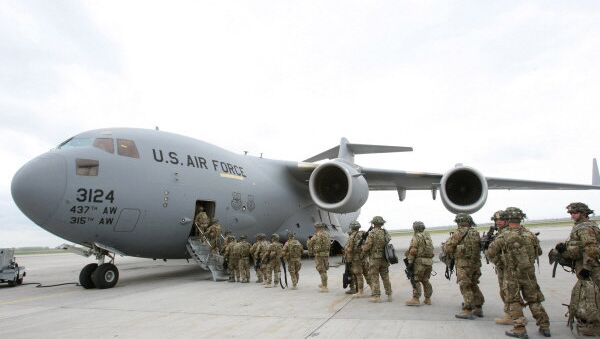 American servicemen prepare to board a military aircraft bound for Afghanistan in Manas airport in Kyrgyzstan in 2011. - اسپوتنیک افغانستان  