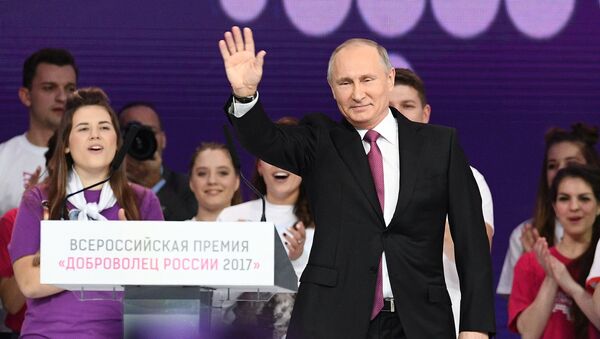 Президент РФ Владимир Путин на церемонии вручения премии Доброволец России - 2017 в Москве - اسپوتنیک افغانستان  