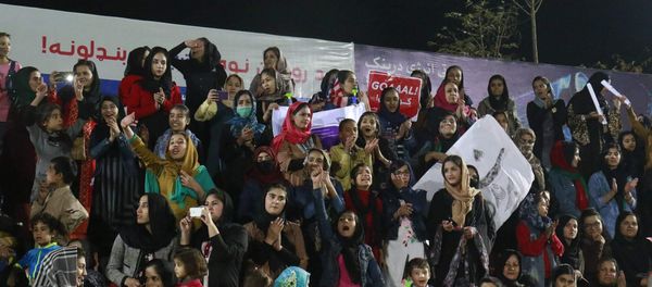 حضور فعال زنان افغانستان در ورزشگاه های مسابقات لیگ برتر فوتبال - اسپوتنیک افغانستان  