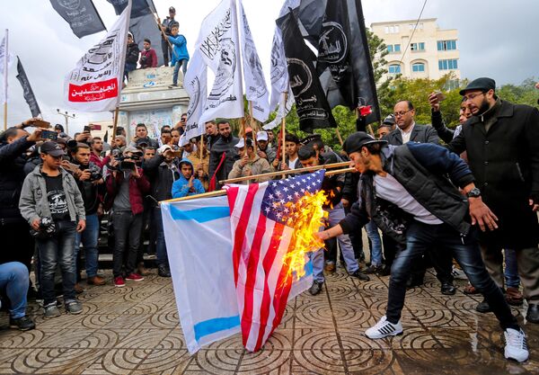 فلسطینیان در جریان تظاهرات در غزه، پرچم مریکا را می سوزانند - اسپوتنیک افغانستان  