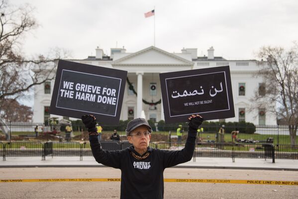 معترض زن در کاخ سفید در واشنگتن - اسپوتنیک افغانستان  