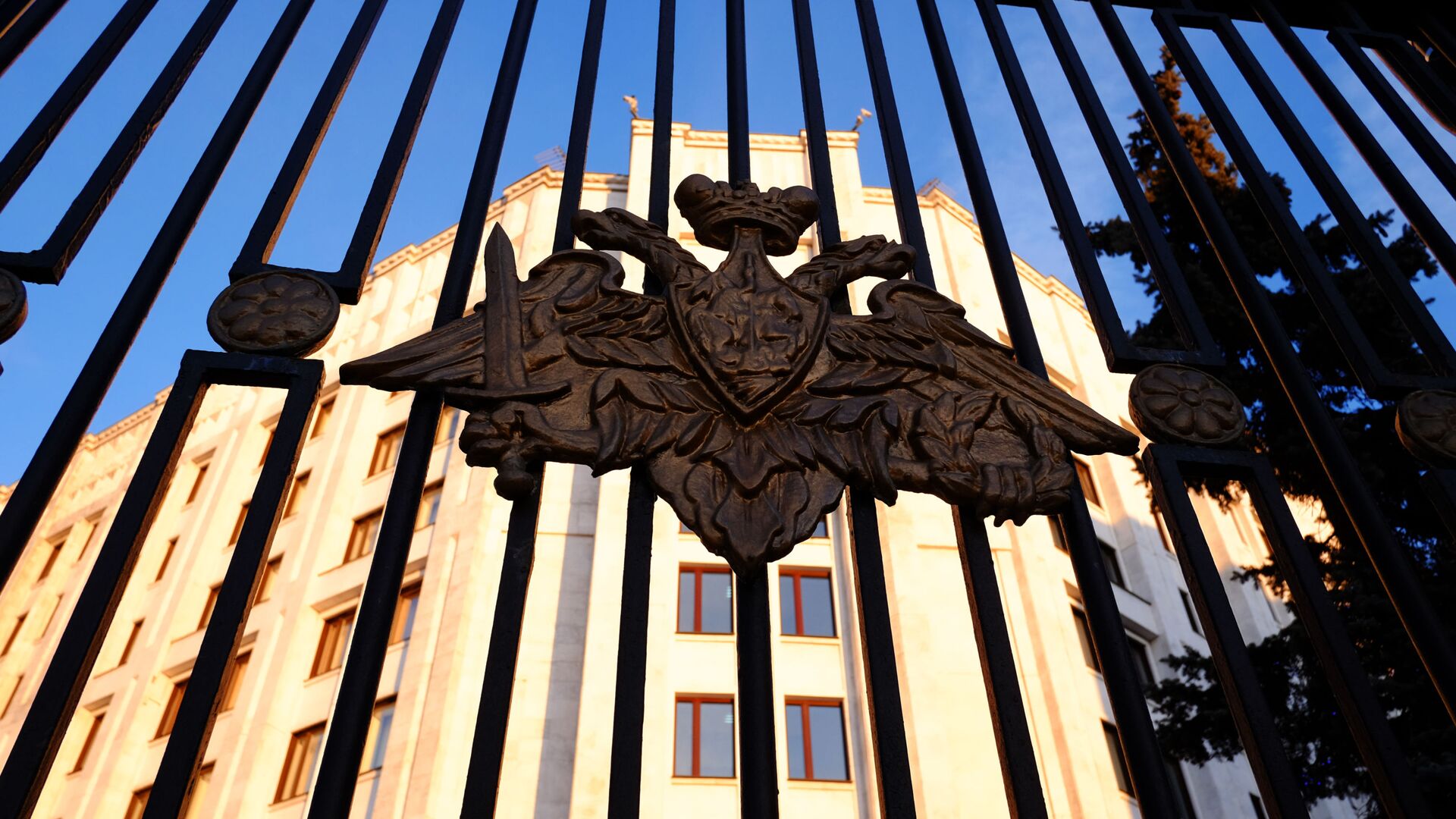 Герб на ограде здания министерства обороны РФ в Москве - اسپوتنیک افغانستان  , 1920, 10.07.2022