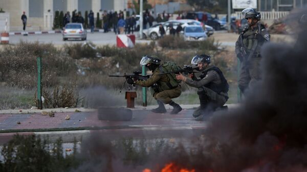 Израильские военнослужащие во время столкновений с участники акции протеста в Палестине против решения о признании Иерусалима столицей Израиля - اسپوتنیک افغانستان  