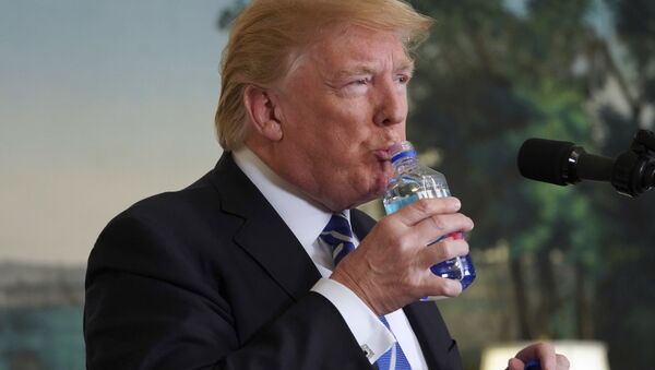 Президент Дональд Трамп с бутылкой воды - اسپوتنیک افغانستان  