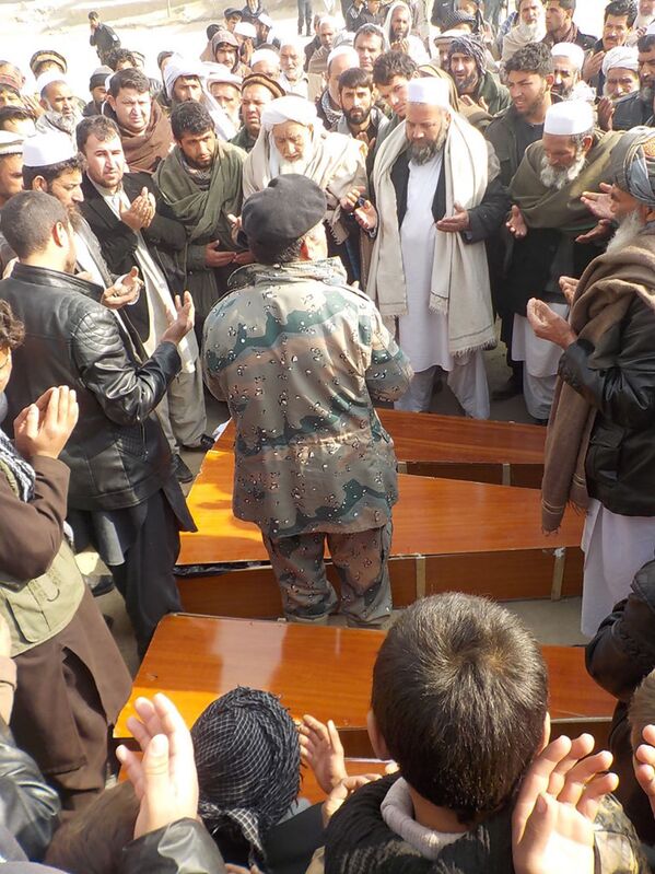 نگاره های از مراسم خاک سپاری کشته شدگان دیشب کابل - اسپوتنیک افغانستان  