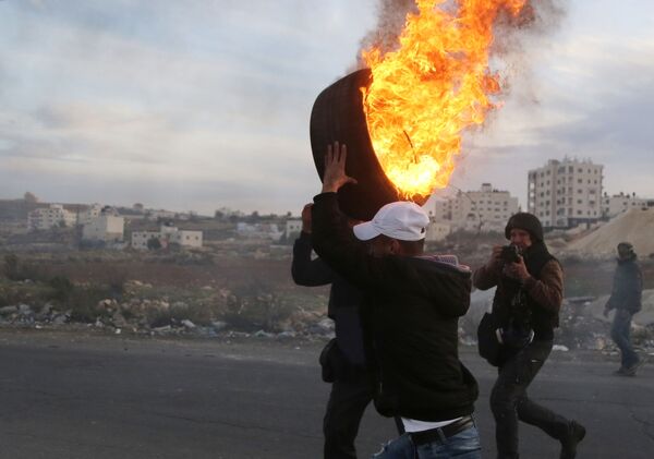 معترضان در هنگام درگیری در مرز فلسطین و اسرائیل در بیت لحم - اسپوتنیک افغانستان  