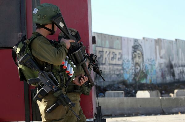 افسر مرزی اسرائیل در جریان تظاهرات در قلمرو فلسطین علیه تصمیم آمریکا برای تشخیص اورشلیم به عنوان پایتخت اسرائیل - اسپوتنیک افغانستان  