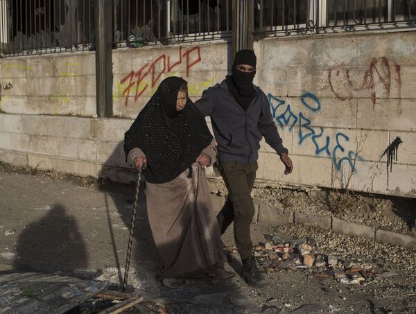 ساکن محلی در هنگام درگیری در مرز فلسطین و اسرائیل در بیت لحم - اسپوتنیک افغانستان  