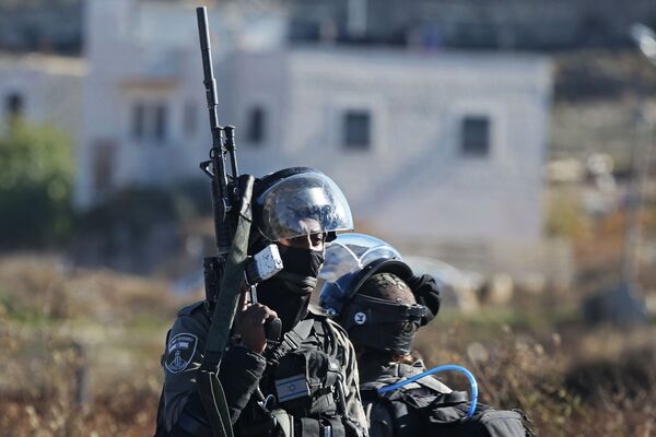 نظامیان  اسرائیل در جریان تظاهرات در قلمرو فلسطین علیه تصمیم آمریکا برای تشخیص اورشلیم به عنوان پایتخت اسرائیل - اسپوتنیک افغانستان  